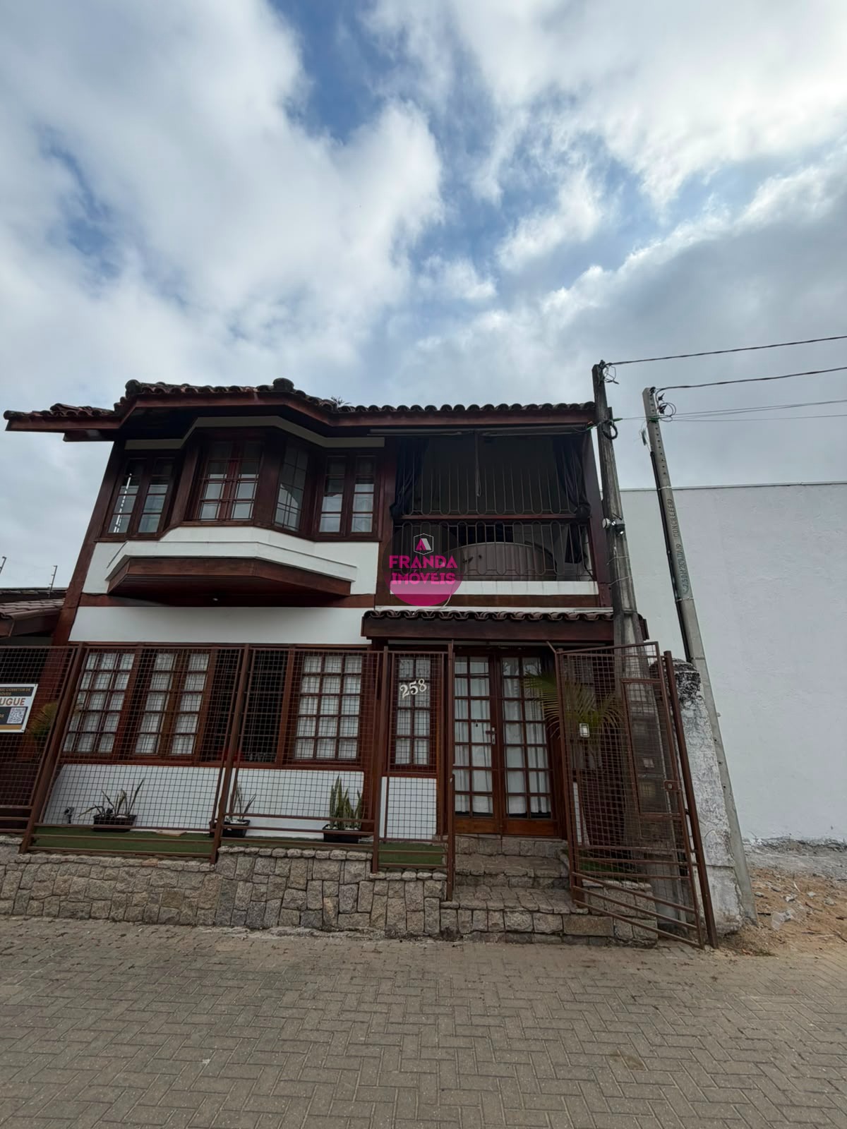 Locação definitiva de sobrado frente mar!