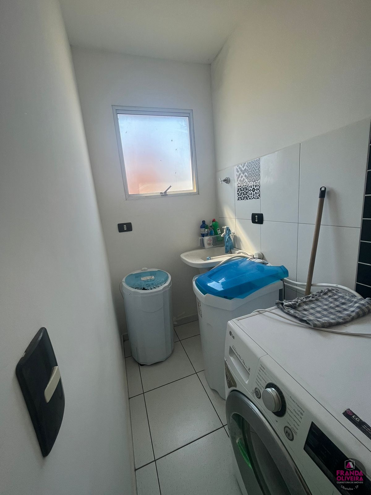 Venda de apartamento mobiliado no bairro ipiranguinha em uba