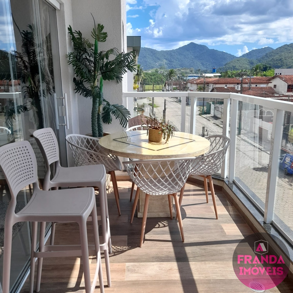 Apartamento Mobiliado à Venda no Centro de Ubatuba/SP!