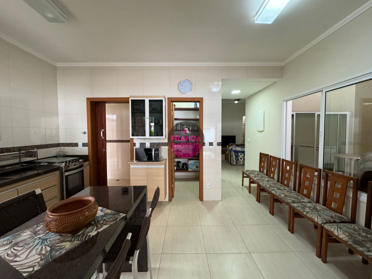 Maravilhosa Casa à Venda no Bairro Perequê-Açu - Um Paraíso à Sua Espera!