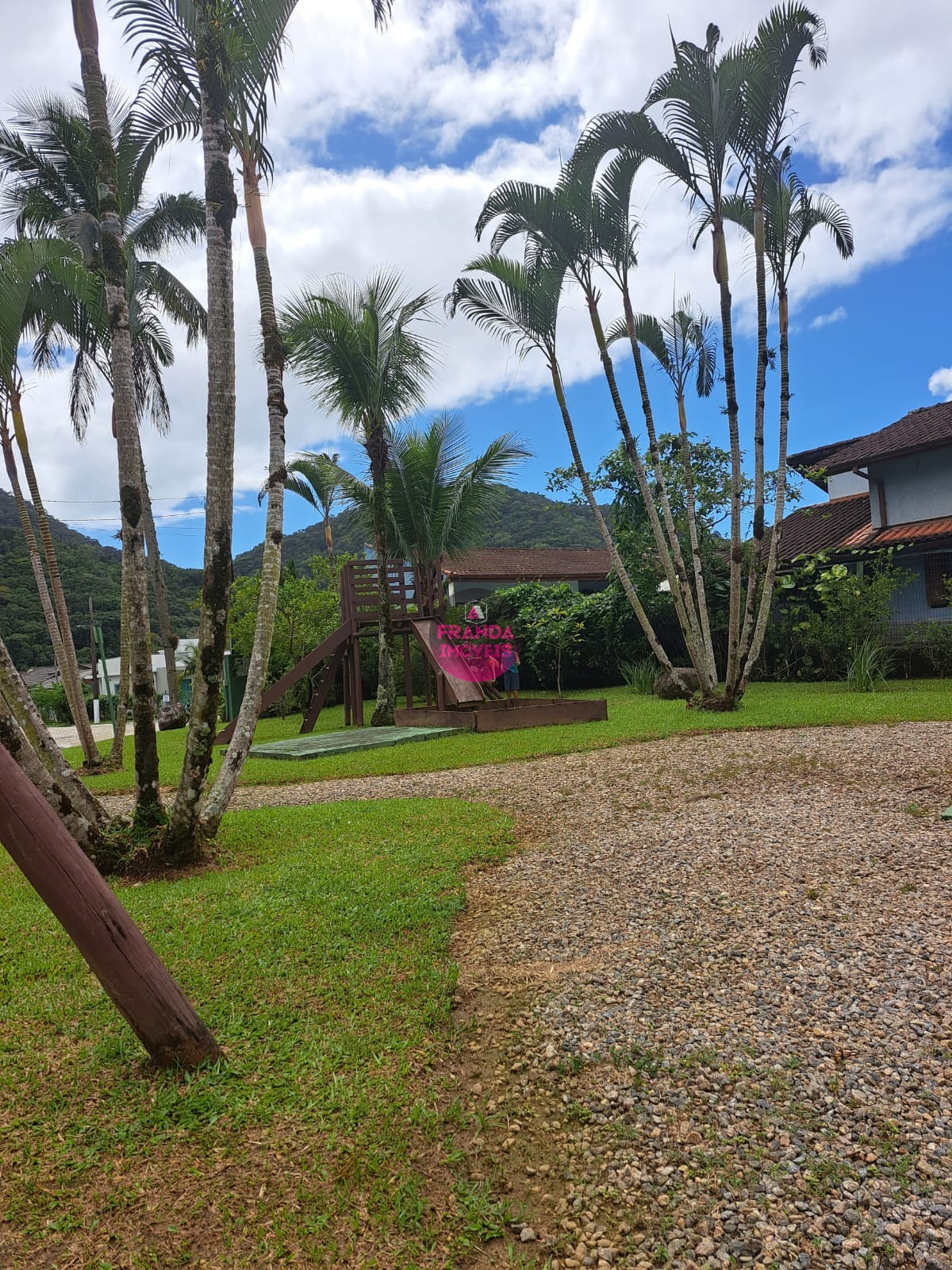 Maravilhosa Casa à Venda em Condomínio Fechado, bairro Horto - Ubatuba/SP!